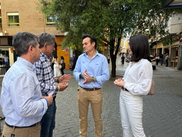 El candidato a la Alcaldía de Jaén por el PP, Agustín González, junto a su equipo en la Plaza de los Jardinillos.