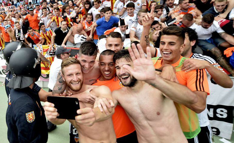 Valencia's players take a selfie-photo as they celebrate their qualification for the Champions league at the end of the Spanish league football match UD Almeria vs Valencia CF at the Juegos Mediterraneos stadium in Almeria on May 23, 2015.  AFP PHOTO / JOSE JORDAN
