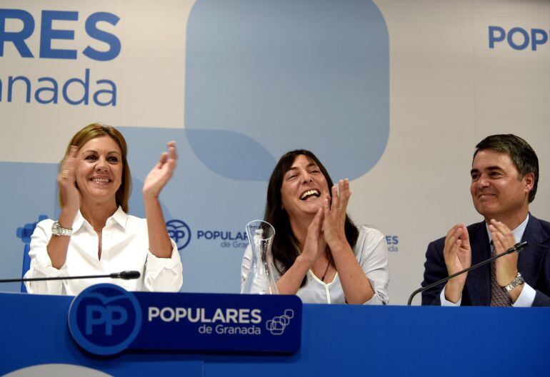 La secretaria general del PP, María Dolores Cospedal (i), junto a la secretaria general del partido en Andalucía, Loles López (c), y el portavoz del PP andaluz, Carlos Rojas (d), durante la reunión de la Junta Directiva del PP de Granada, que ha presidido este lunes