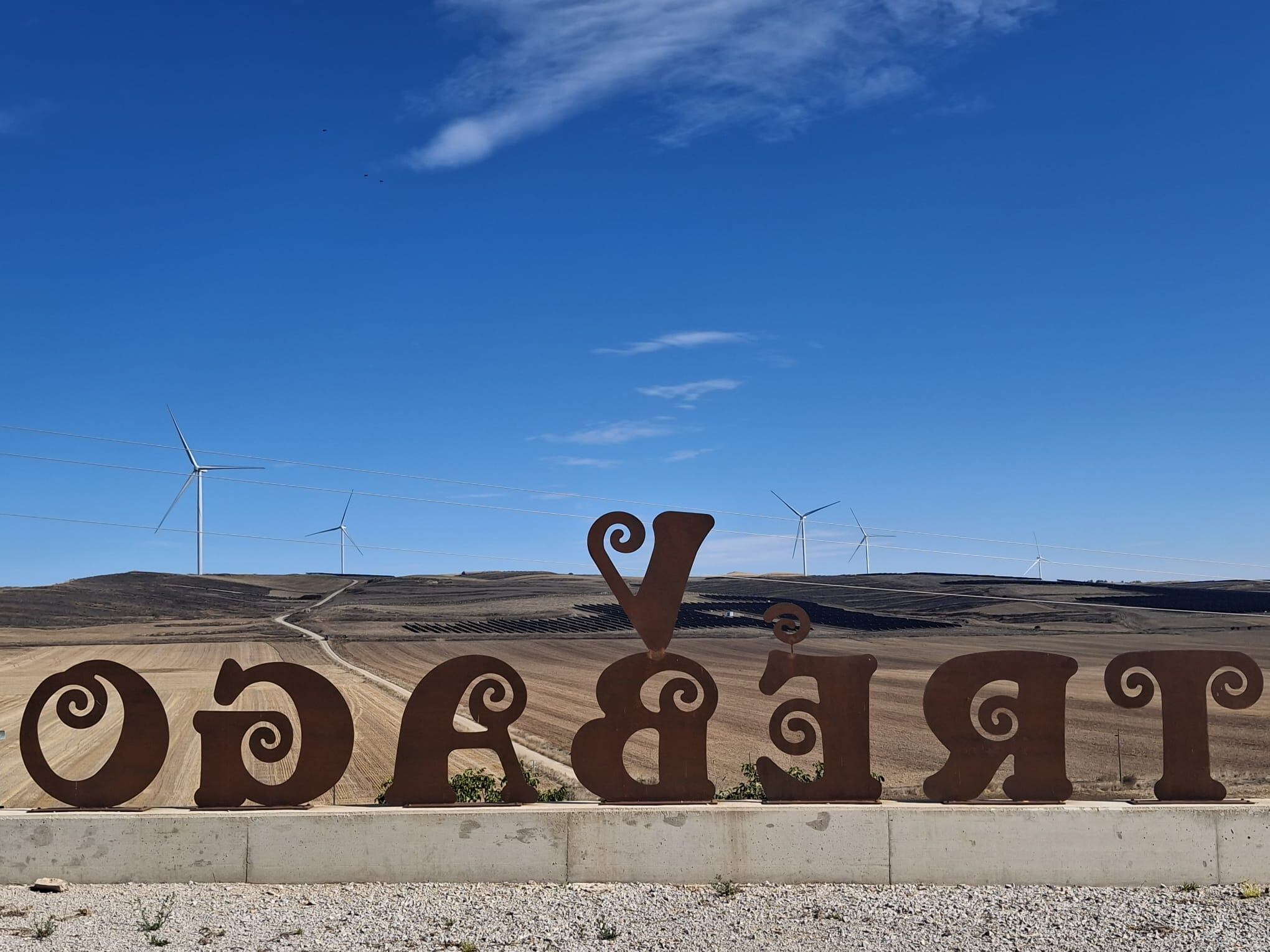 Los parques eólicos y fotovoltaicos salpican el paisaje soriano