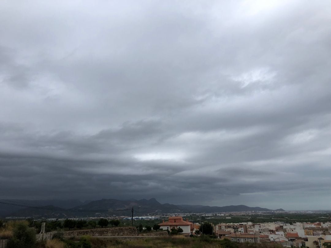 Nubes en la tarde del martes 20 de agosto en la comarca de la Safor. 