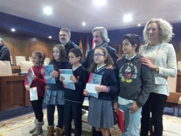 Omar Yáñez (centro) y el resto de los galardonados durante la entrega de premios. 