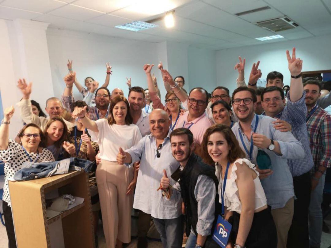 Los componentes del PP rondeño celebran la victoria electoral en su sede