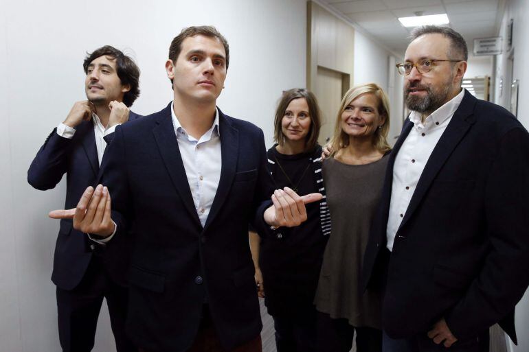 GRA078. MADRID, 18/10/2015.- El presidente de Ciudadanos, Albert Rivera (2i), junto a Toni Roldán (i), Nuria González (c), Elena Faba (2d) y Juan Carlos Girauta (d), cabezas de lista por Barcelona, antes de la reunión que han mantenido hoy en Madrid de ca