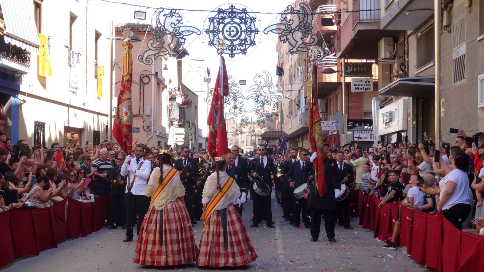 Las Regidoras con la Banda, en la calle Nueva