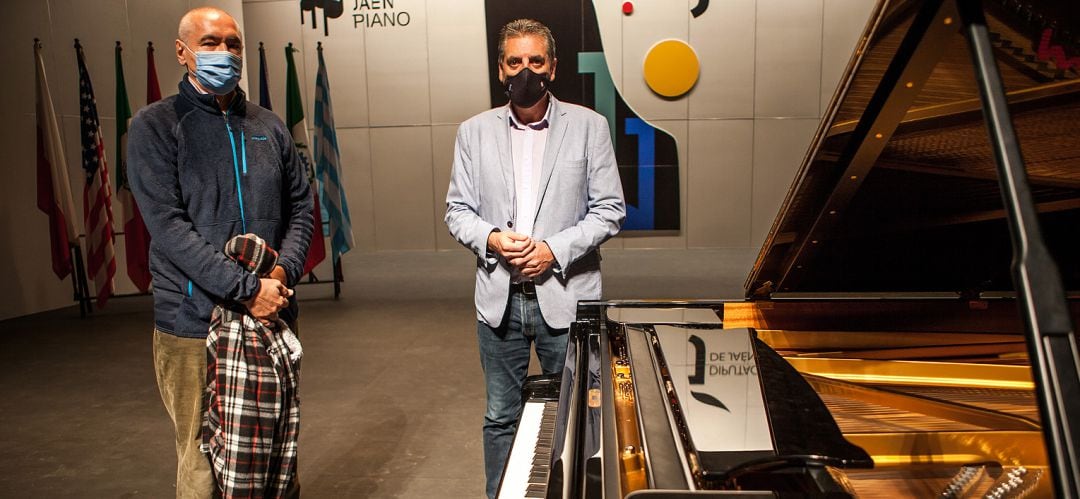 El concertista inaugural del 62 premio de piano &#039;Jaén&#039;, Ivo Pogorelich, junto al diputado de Cultura, Ángel Vera.