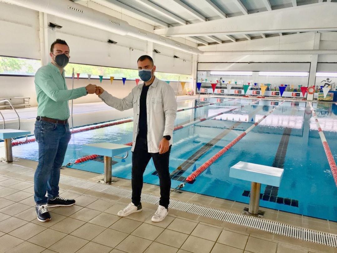 Fernando Gómez y Javier Rivera en la piscina cubierta de Elda