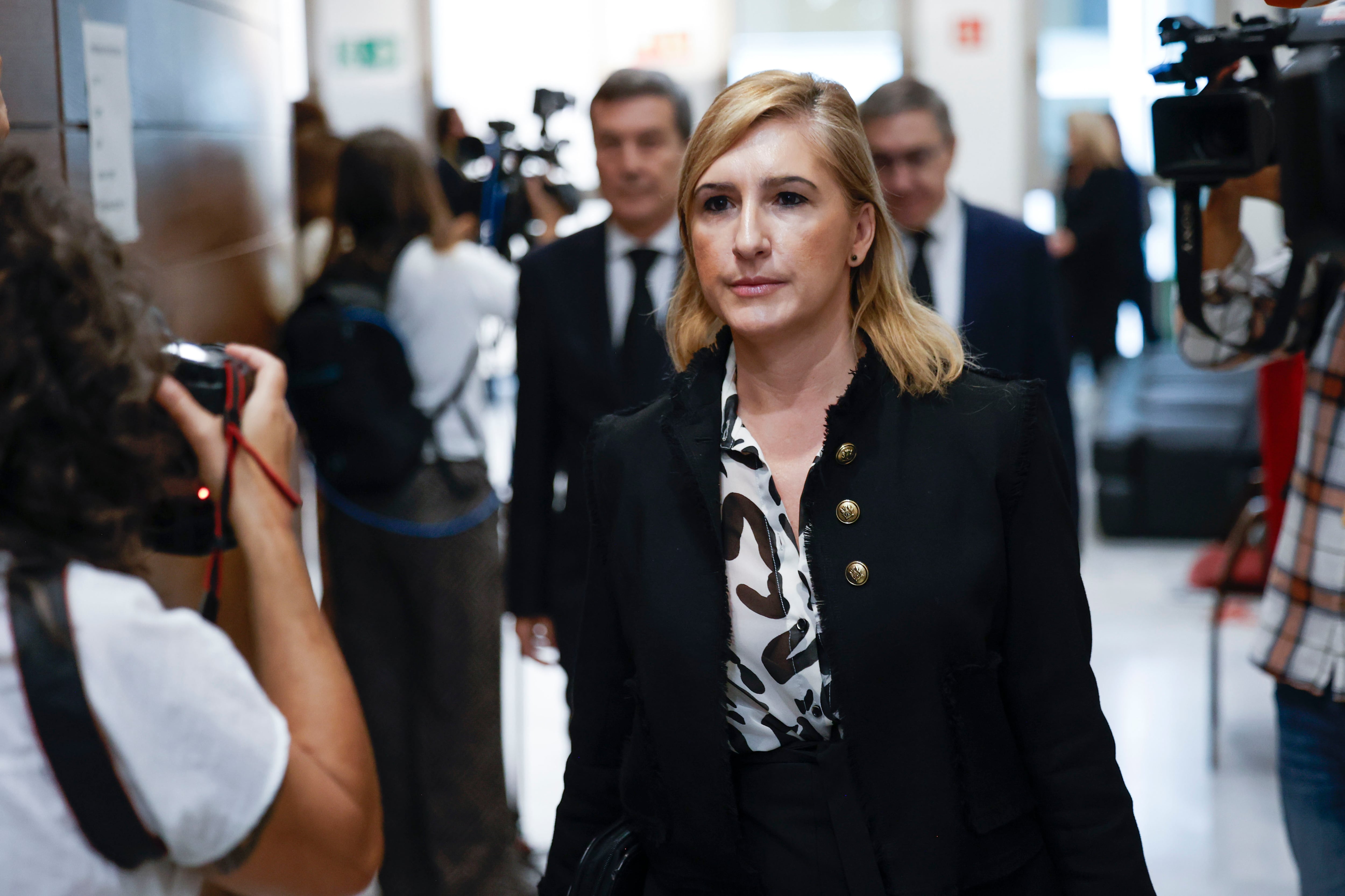 VALENCIA (ESPAÑA), 15/11/2024.- La consellera de Justicia e Interior, Salomé Pradas a su llegada a Les Corts antes del pleno de este viernes en el que el president de la Generalitat, Carlos Mazón comparece para rendir cuentas de lo que hizo el 29 de octubre y contar cómo va a remodelar la estructura de su gobierno para adaptarla a la reconstrucción. EFE/Biel Aliño
