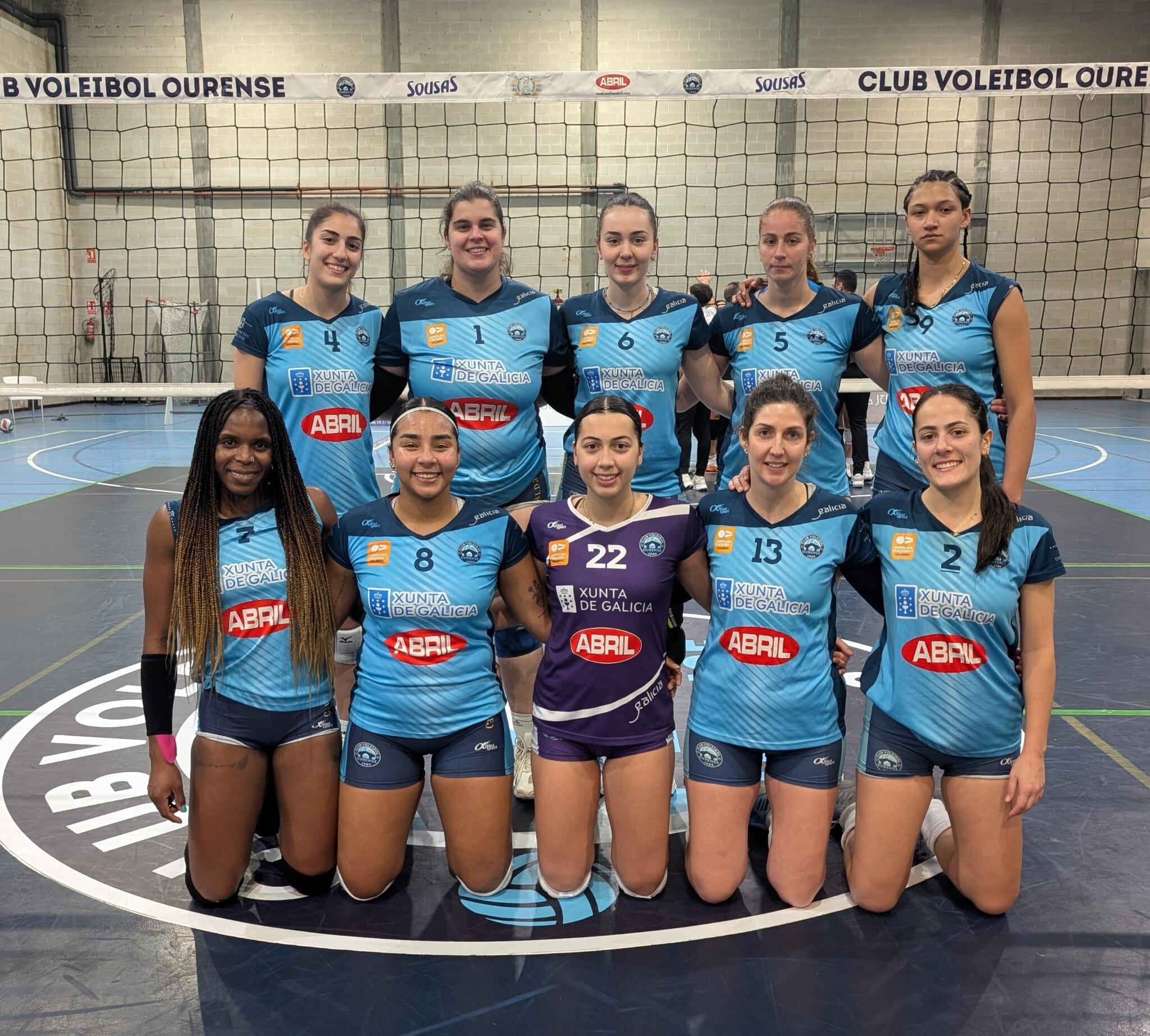 Las jugadoras de Voleyourense posan antes de su partido contra Torrejón en O Pompeo