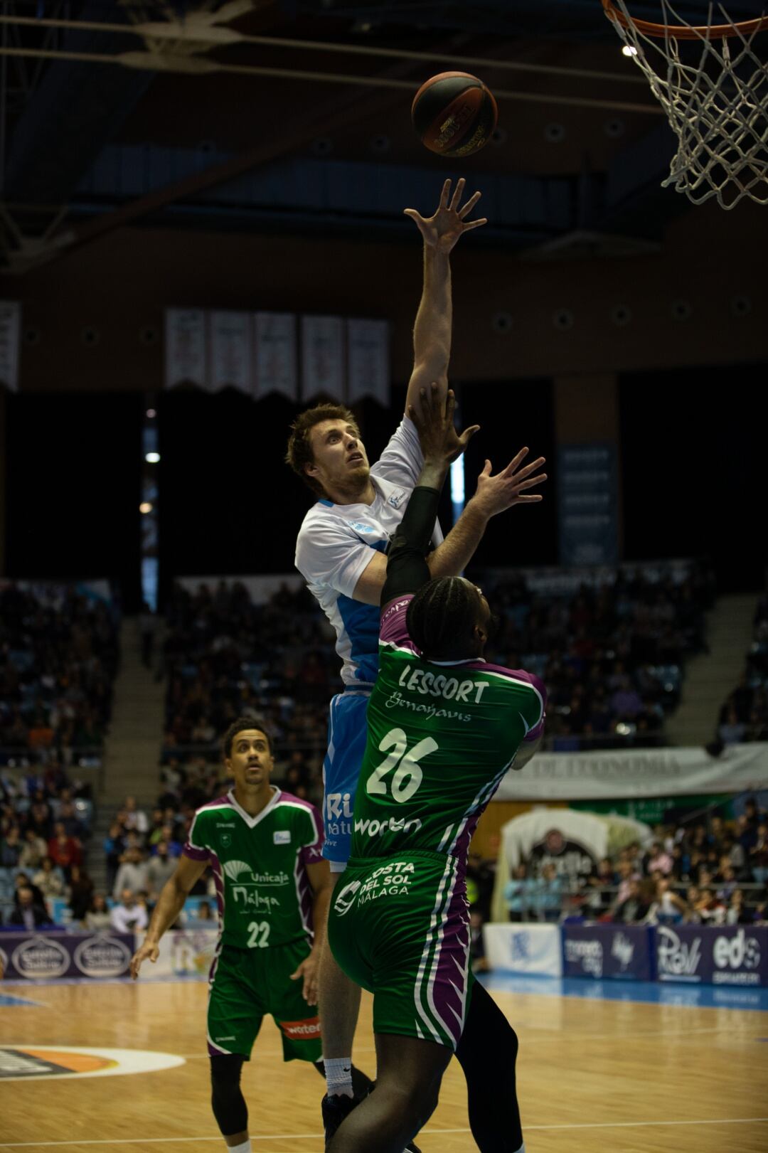 Brodziansky, lanzando a canasta en el partido disputado ante Unicaja