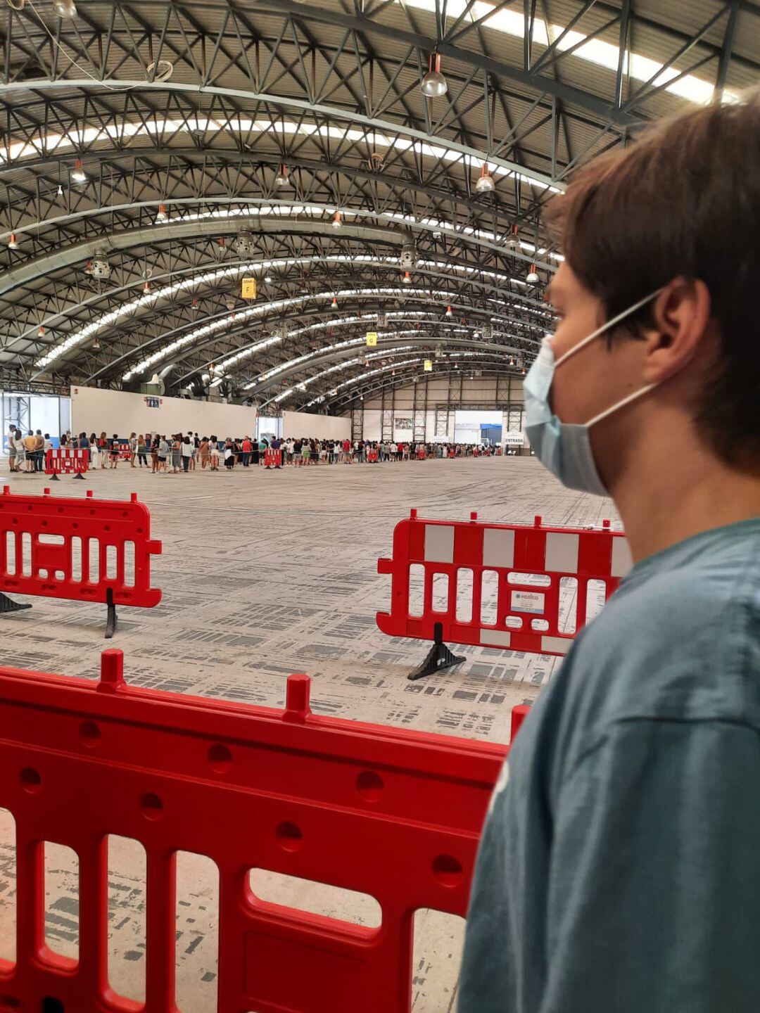 Jóvenes vacunándose en el IFEVI