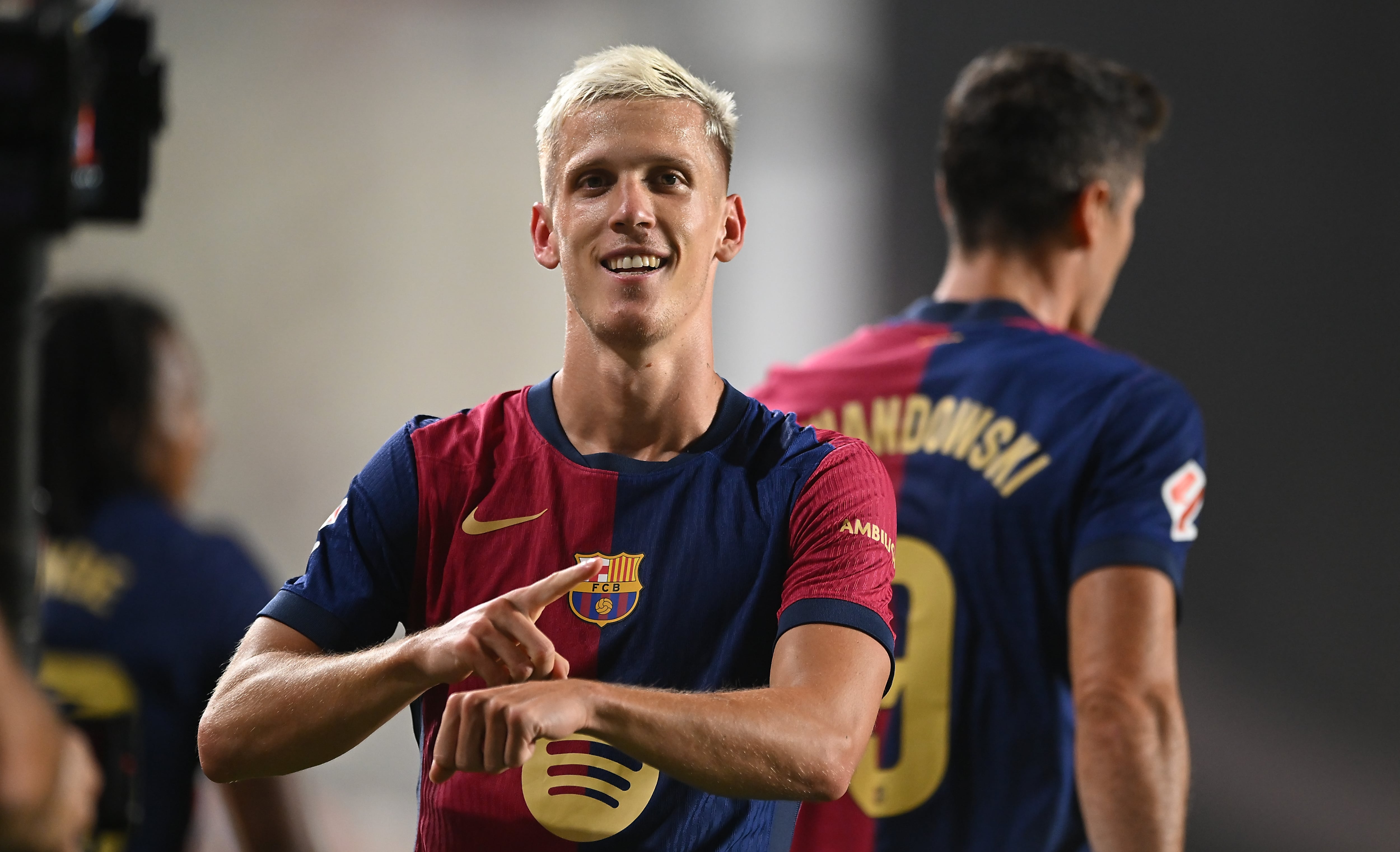 Dani Olmo hace la celebración de pedir la hora