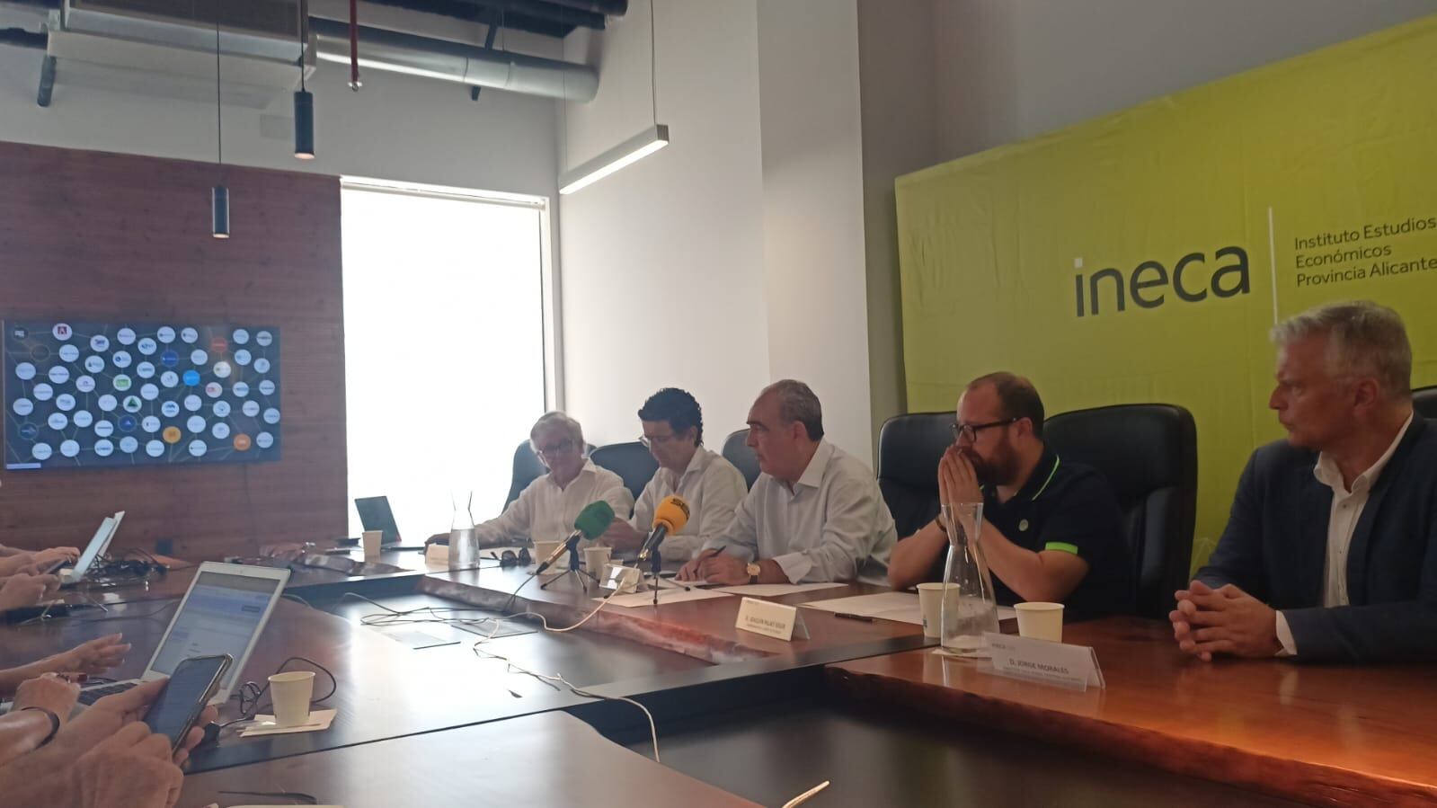 Francisco LLopis, primero por la izquierda y Nacho Amirola, en el centro, durante la presentación de los resultados del informe de coyuntura socioeconómico de la provincia de Alicante de 2025 de INECA