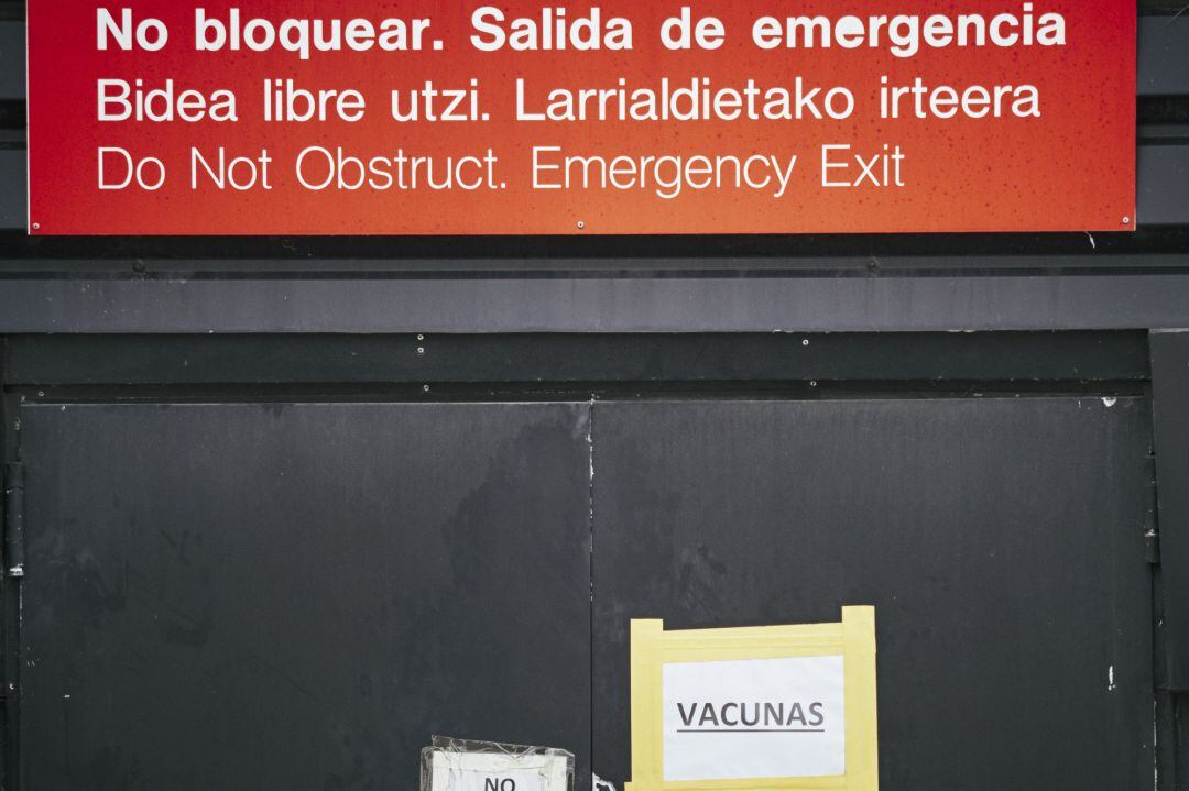 Puerta con indicaciones de 'Salida de emergencia' y 'vacunas' en el Recinto ferial de Navarra (REFENA), Pamplona