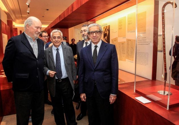 El presidente de la Fundación Unicaja, Braulio Medel (d), junto a familiares de Manuel y Antonio Machado, en la mayor muestra del legado que puede verse en la exposición &#039;&#039;Los Machado vuelven a Sevilla&#039;, que reúne en la capital hispalense el legado recabado en quince años de trabajo por la Fundación Unicaja.