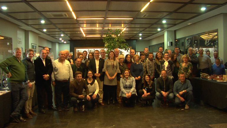 La alcaldesa de Peal de Becerro, Ana Dolores Rubia junto a empressarios y colaboradores de las Jorandas Gastronómicas &quot;Sabores de Peal en tu mesa&quot; en IFEJA 