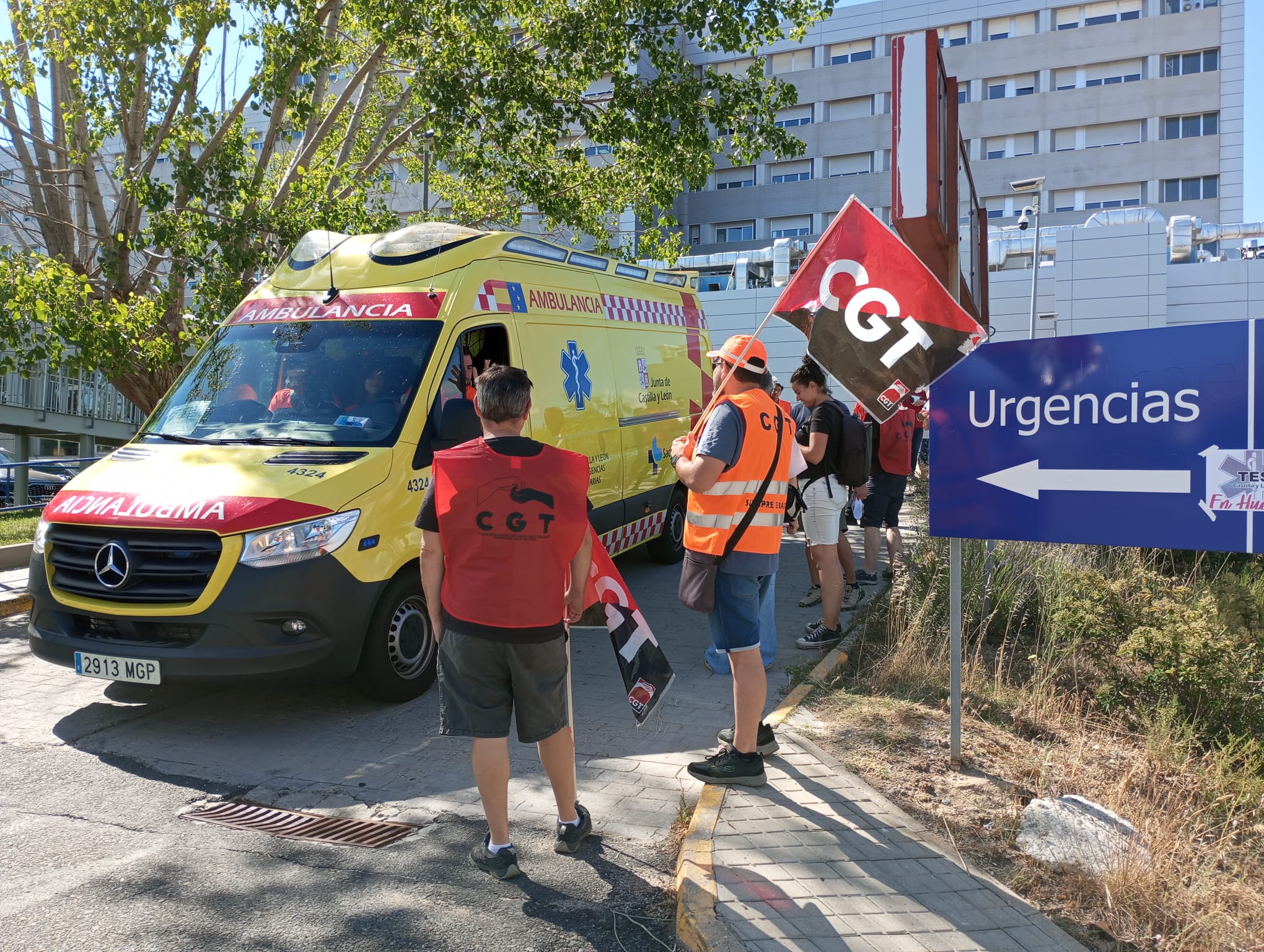 Trabajadores protestan a la puerta de urgencias en el Hospital de Ávila por la Huelga del transporte sanitario