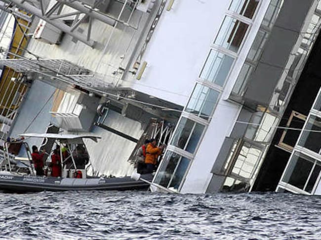 Los equipos de emergencias han rescatado con vida a dos personas.