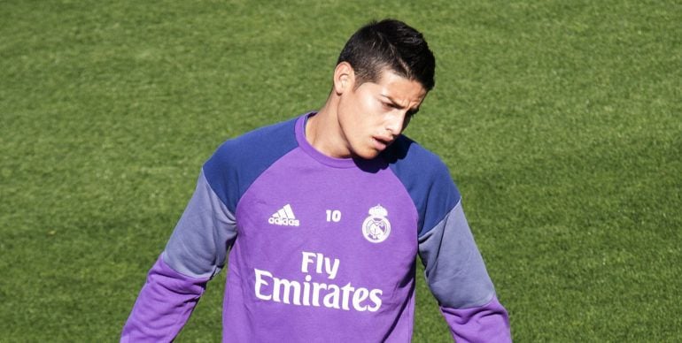 El centrocampista colombiano del Real Madrid, James Rodríguez, durante un entrenamiento con el club blanco.