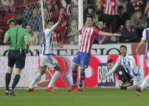 GRA468. GIJÓN, 22/01/2016.- Los jugadores de la Real Sociedad reclaman un penalti al árbitro Fernández Borbalán, durante el partido de la vigésima primera jornada de la Liga de Primera División que Sporting de Gijón y Real Sociedad juegan hoy en el estadi