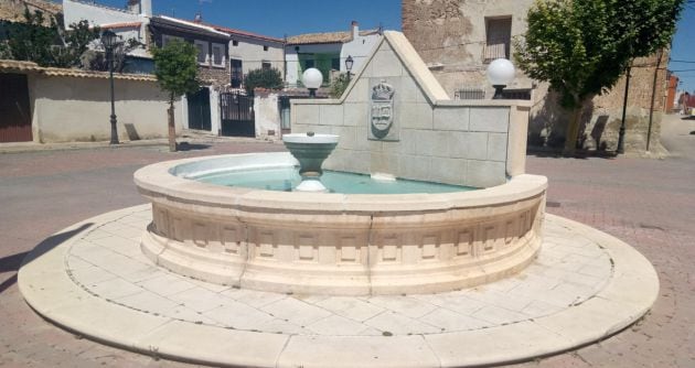 Fuente con pilón en Castejón (Cuenca).