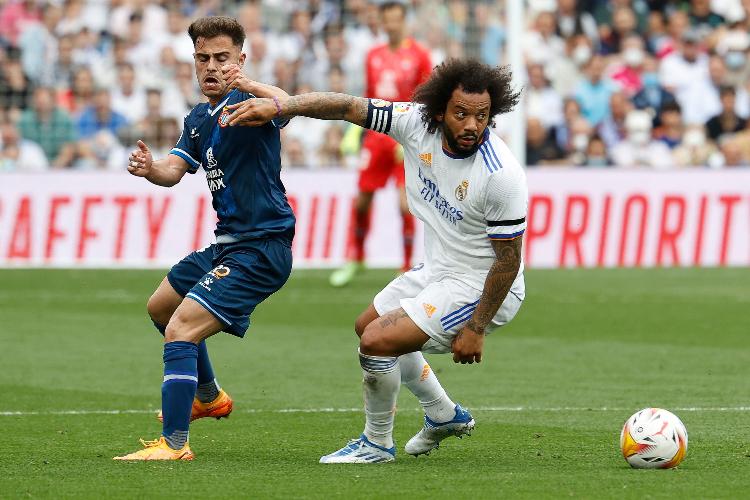 MADRID, 30/04/2022.- El defensa brasileño del Real Madrid Marcelo (d) disputa el balón ante Óscar Melendo (i), centrocampista del Espanyol, durante el partido de Liga que Real Madrid y Espanyol disputan este sábado en el estadio Santiago Bernabéu de la capital. EFE/ Chema Moya
