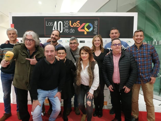 Algunos de los Dj&#039;s que pasaron por la emisora, en estos 40 años, posan con su coordinador, Alberto Toyos