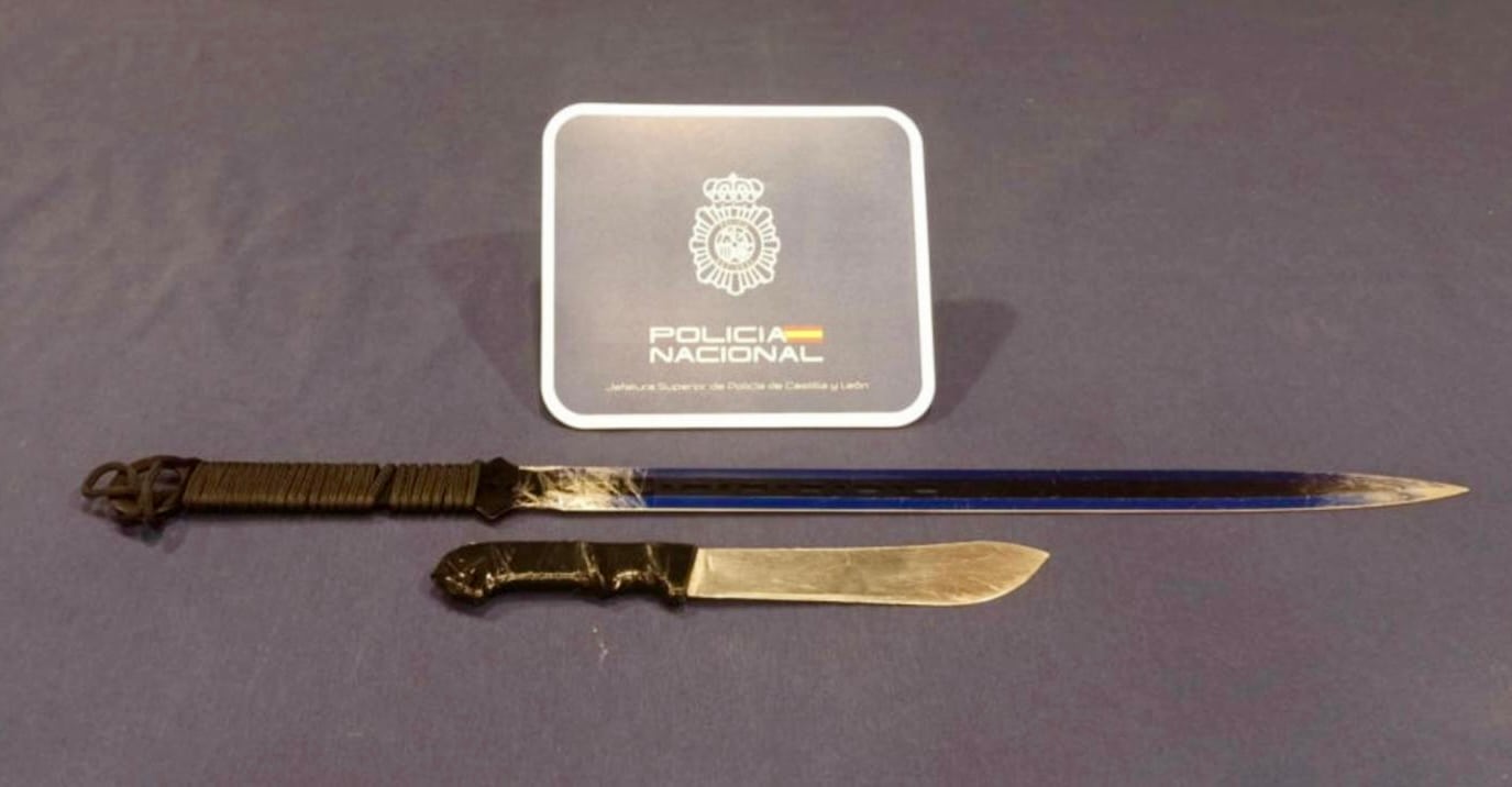 La Policía detiene a dos individuos por amenazas a los que intervienen un sable y un cuchillo