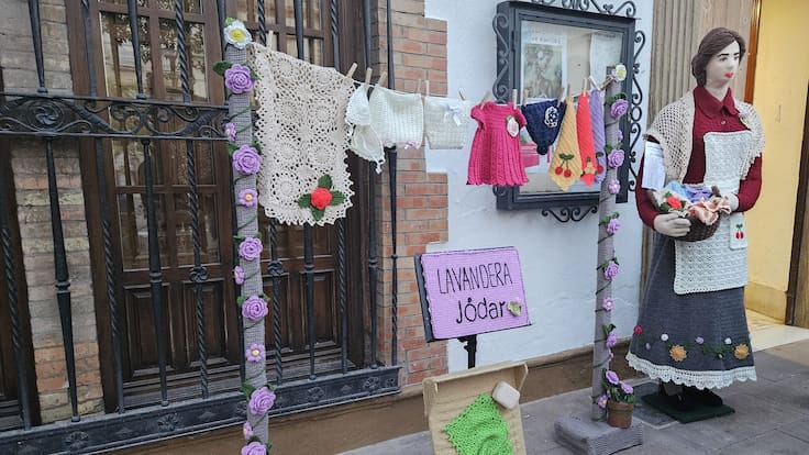 Presentado el trabajo de las ‘Enganchadas de un Hilo’ de Jódar, representando a las mujeres lavanderas en la historia local