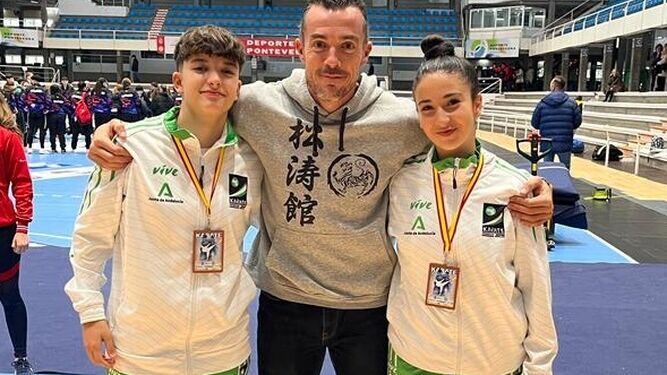 Sergio Pérez Salazar junto a dos de los deportistas que participaron en el Campeonato