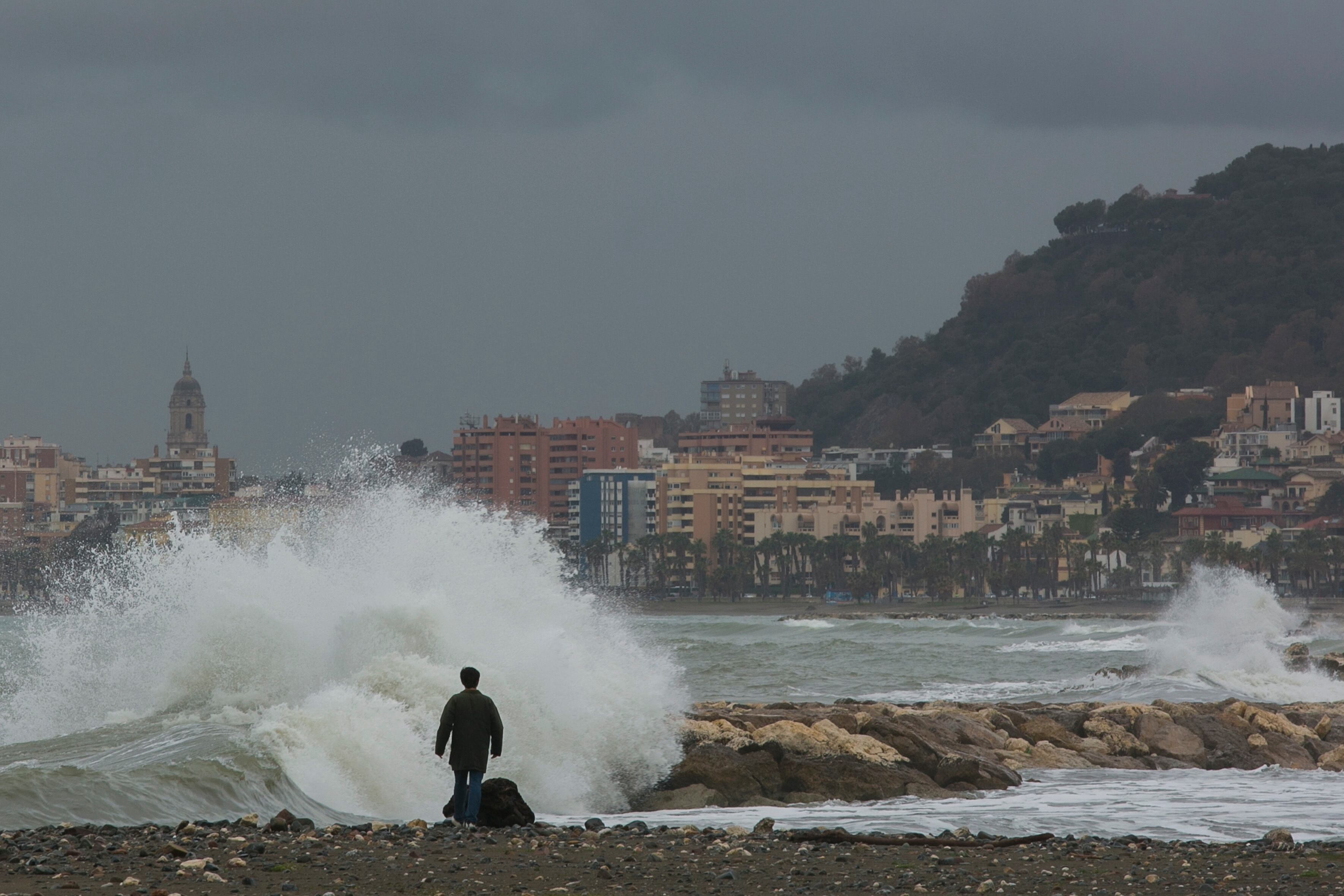 GRAFAND7915. MÁLAGA, 05/04/2022.- Una persona pasea por la playa de Pedregalejo, donde su paseo marítimo es otro punto afectado en el que el agua ha alcanzado también los chiringuitos de la zona durante el temporal de olas que ha azotado el litoral de Málaga en las últimas horas.EFE/Álvaro Cabrera
