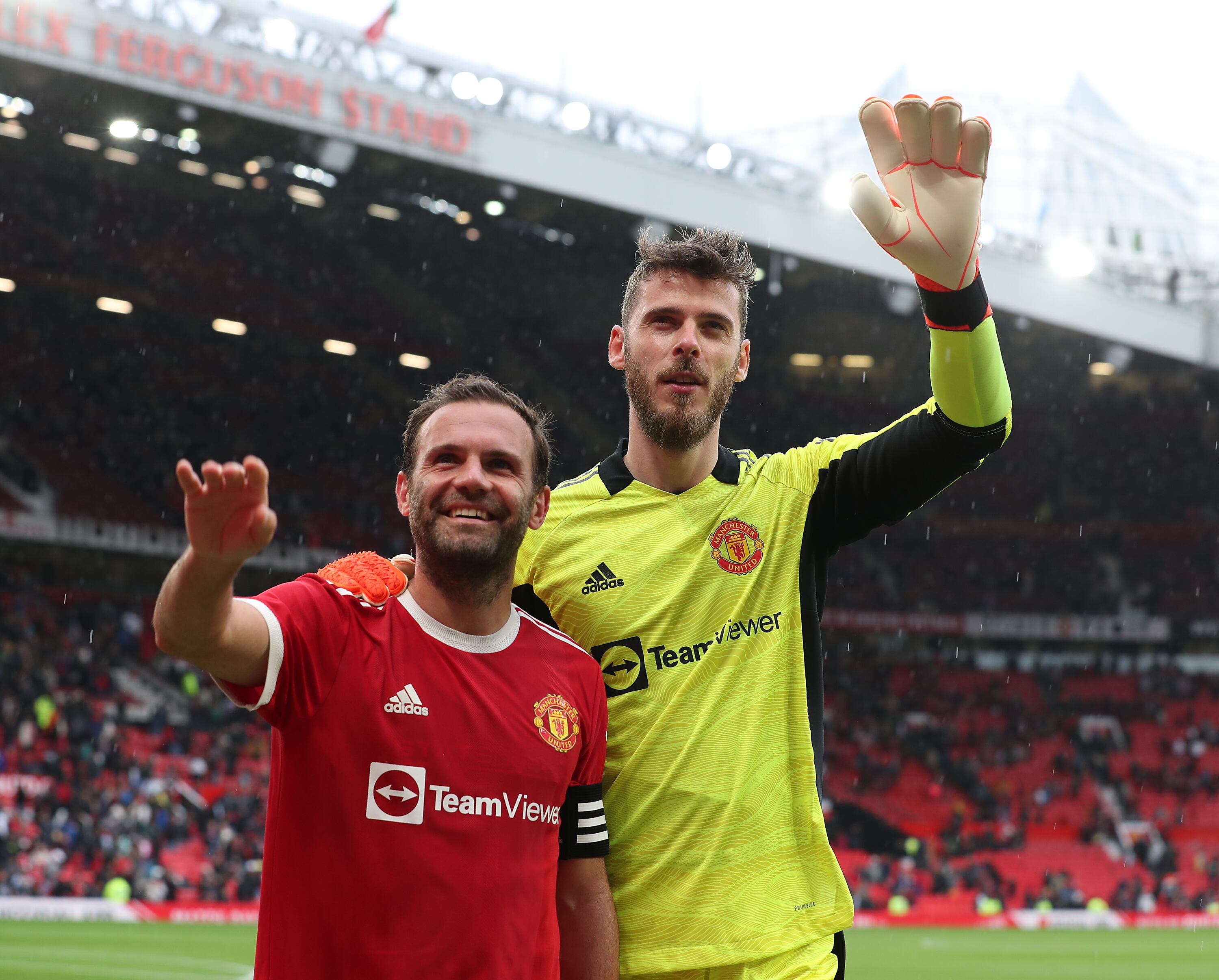 Juan Mata y David de Gea, durante uno de sus últimos partidos juntos en el Manchester United