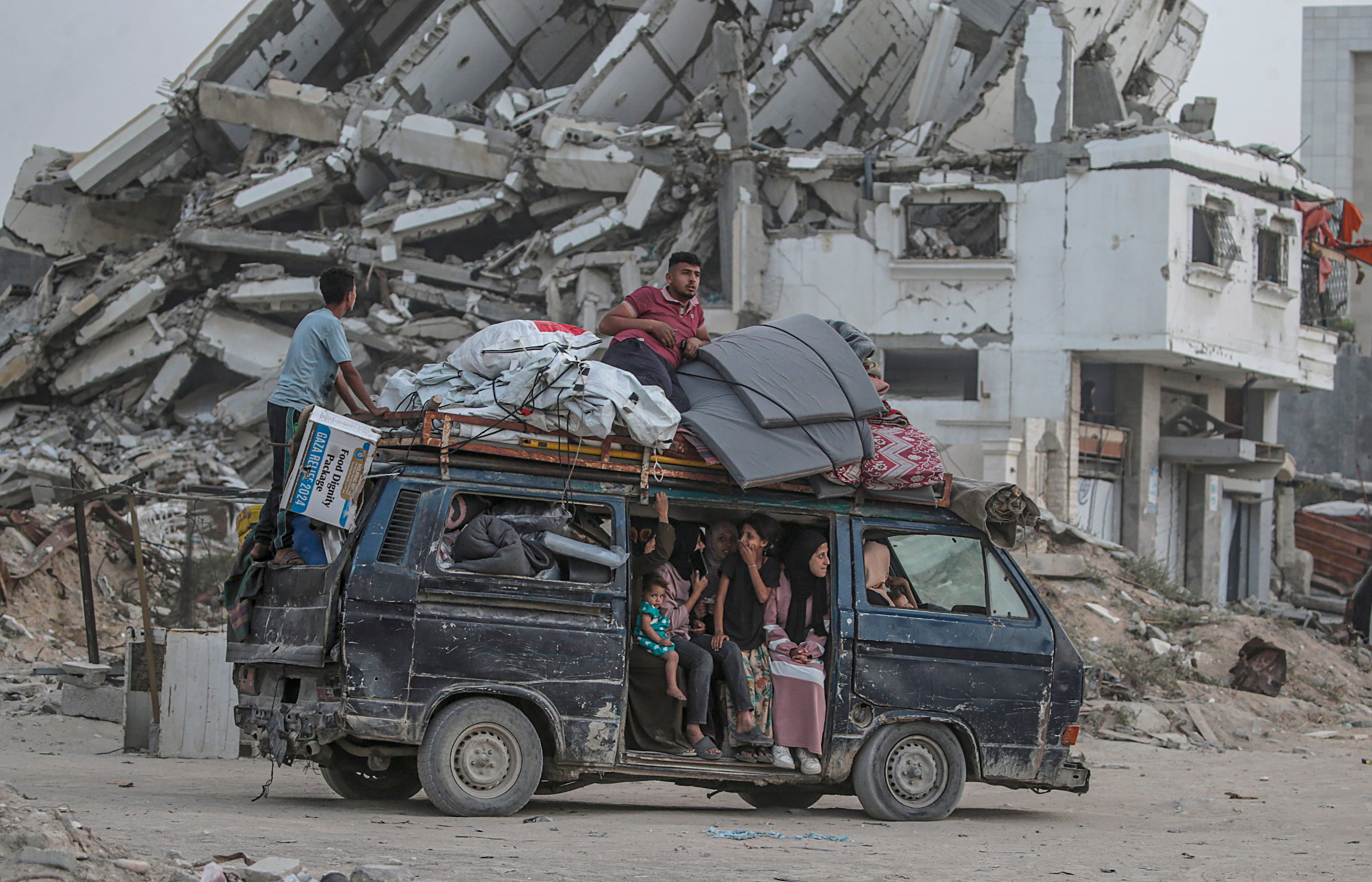 Bruselas califica de &quot;insostenible, insoportable e inhumana&quot; la situación en la Franja de Gaza por los ataques y el asedio de Israel.EFE/EPA/MOHAMMED SABER