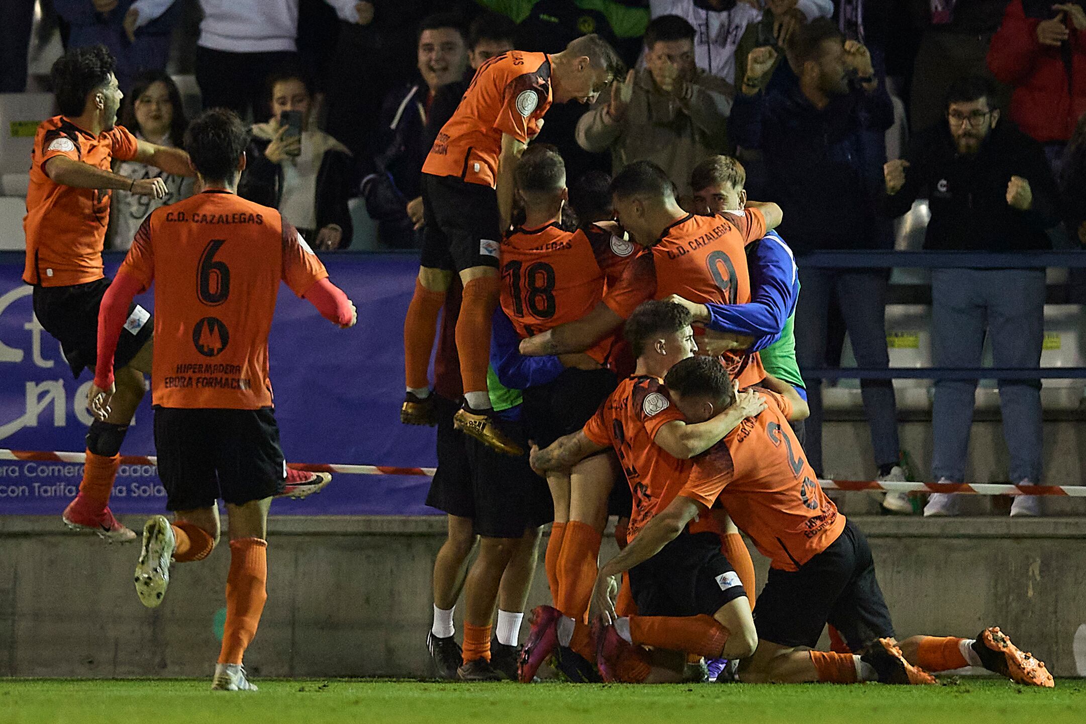 TALAVERA DE LA REINA (TOLEDO), 13/11/2022.- Los jugadores del Cazalegas celebran el gol marcado a la Real Sociedad durante el partido de la primera ronda de la Copa del Rey disputado este domingo en el estadio de El Prado, de Talavera de la Reina (Toledo). EFE/Manu Reino
