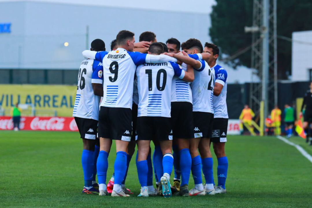 Los jugadores hacen piña tras marcarle al Villarreal B