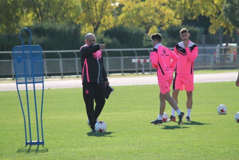 El entrenador del Hércules da instrucciones a sus jugadores en un entrenamiento