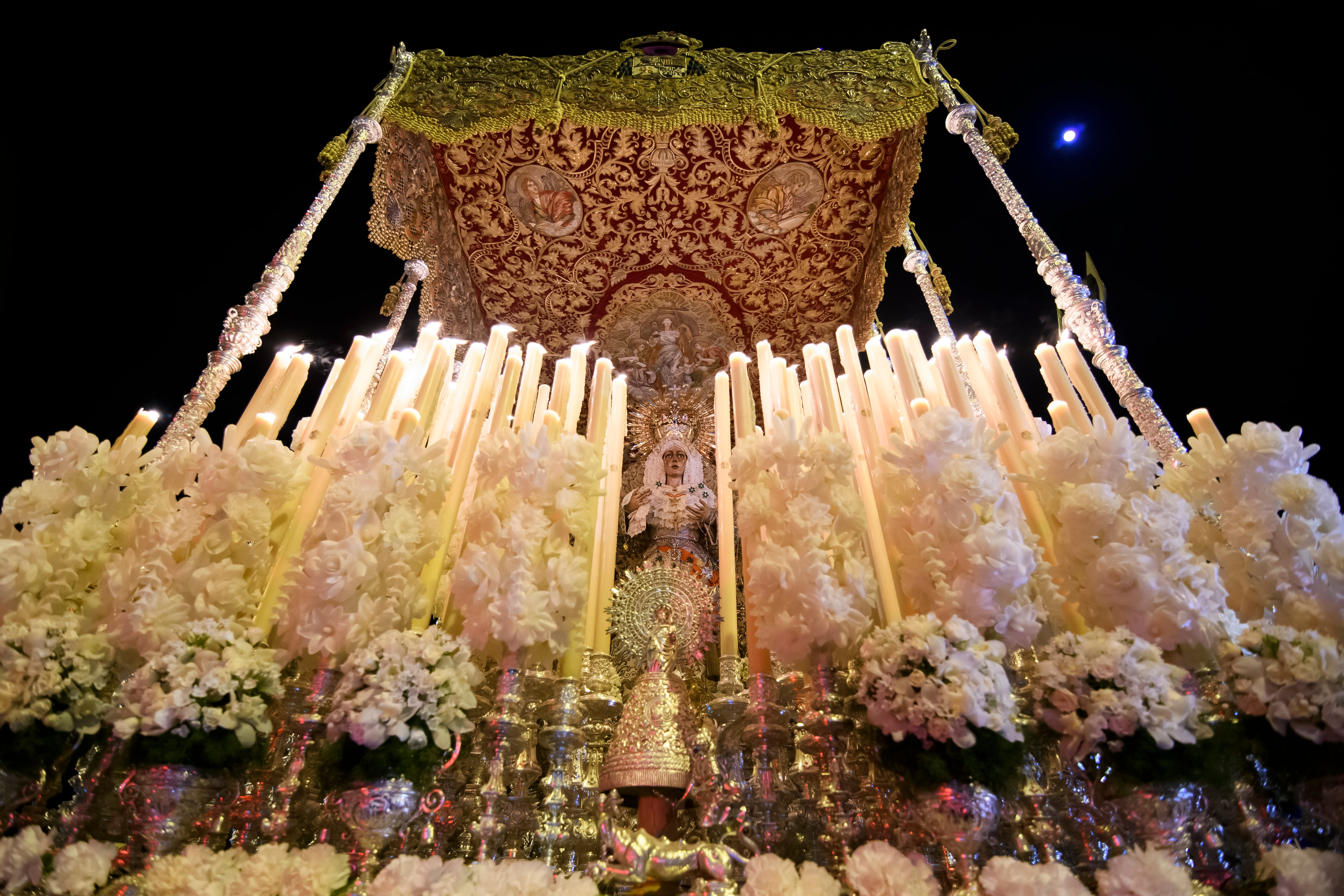 El paso de la Virgen de la Macarena en la salida de la procesión, esta Madrugá en Sevilla.