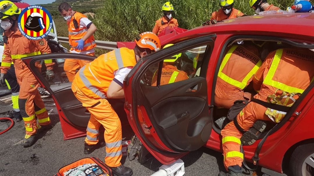 Els bombers actuant a l&#039;accident per excarcerar els membres del cotxe