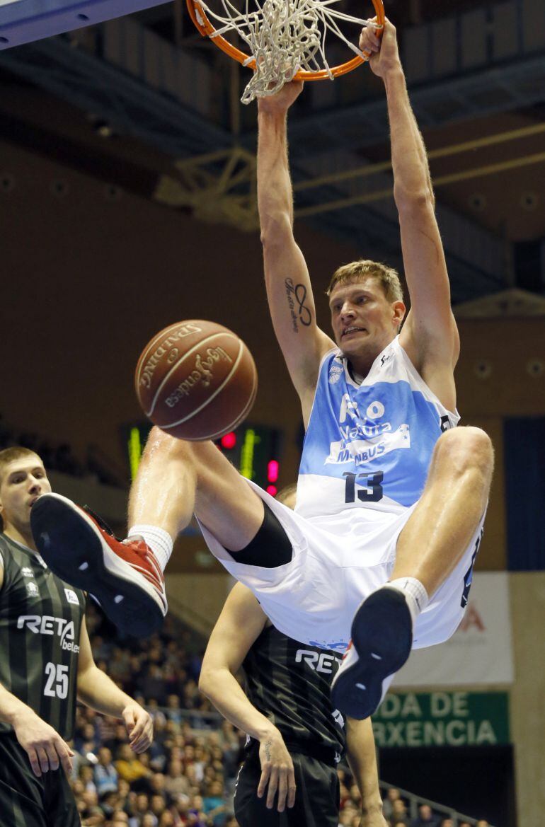 Artem Pustovyi, máximo anotador del Obradoiro, machaca el aro del Bilbao Basket