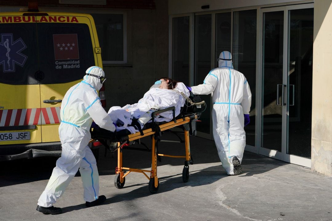 Trabajadores sanitarios trasladan a una paciente con coronavirus en Madrid. 