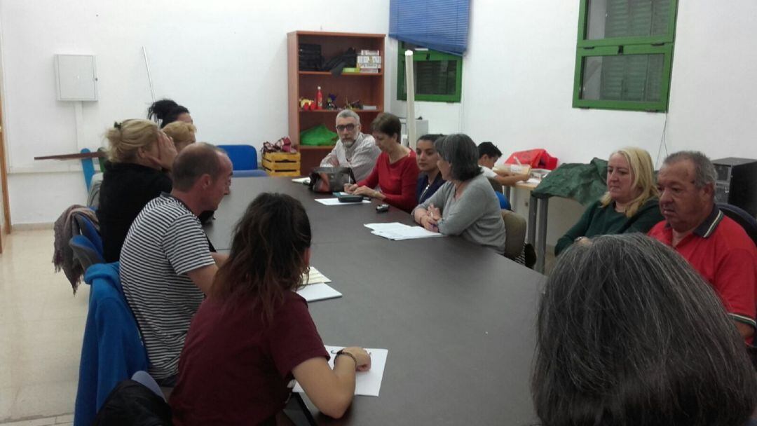 La asociación de barrios ignorados durante una reunión, hace unos meses