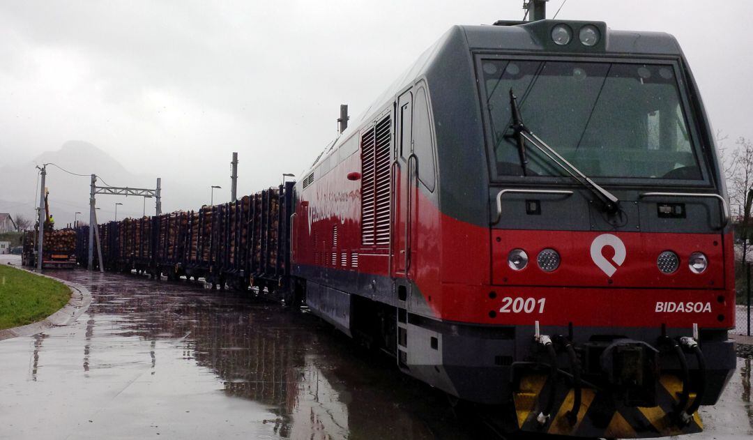 Imagen de un transporte de mercancías de Euskotren