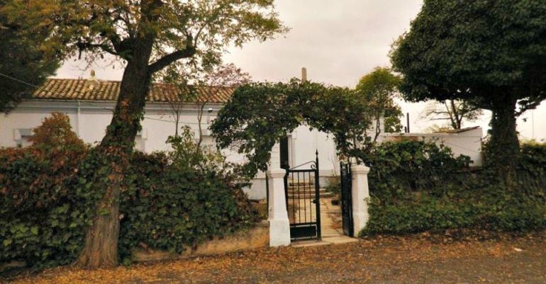 Fachada de la antigua casa del ferroviario, parcela donde se encuentra los &#039;Huertos Urbanos Compartidos&#039;