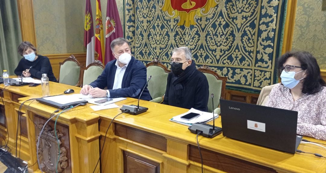 José María Yturralde (d) ha agradecido al pleno su nombramiento como Hijo Predilecto de Cuenca