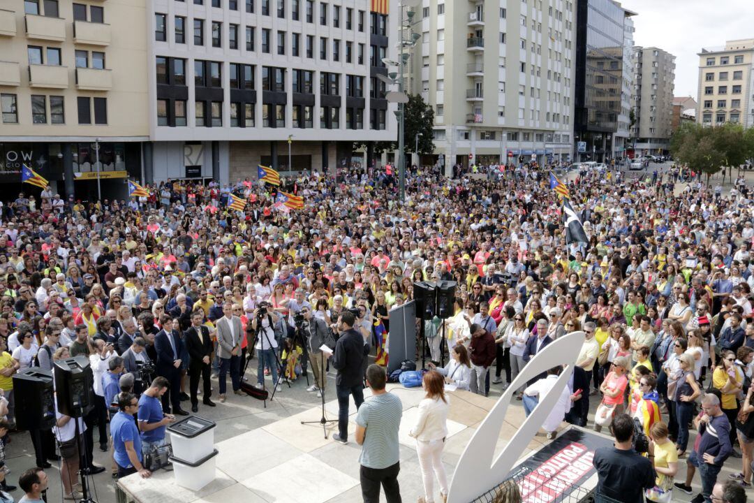 Unes 3.000 persones es concentren a Girona per commemorar l&#039;1O