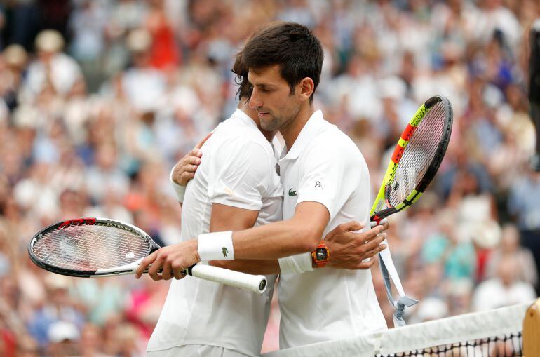 Djokovic y Nadal al finalizar la semifinal de Wimbledon 2018