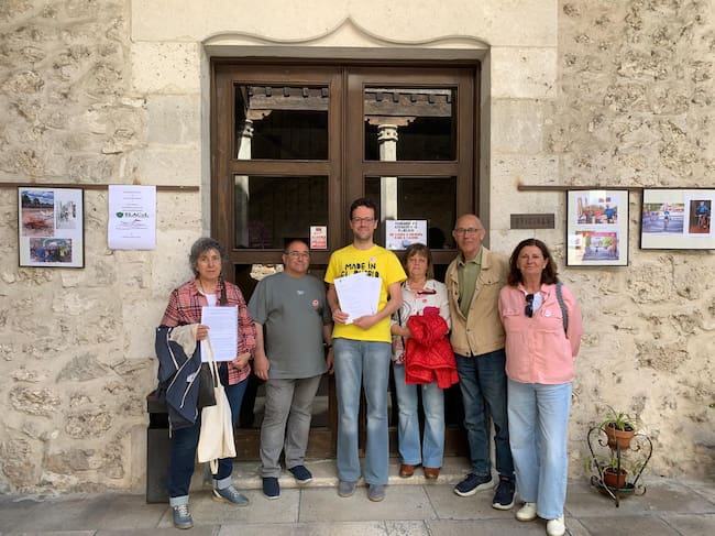 Varios miembros de la plataforma Cuéllar Stop Biogas en el Ayuntamiento de Cuéllar