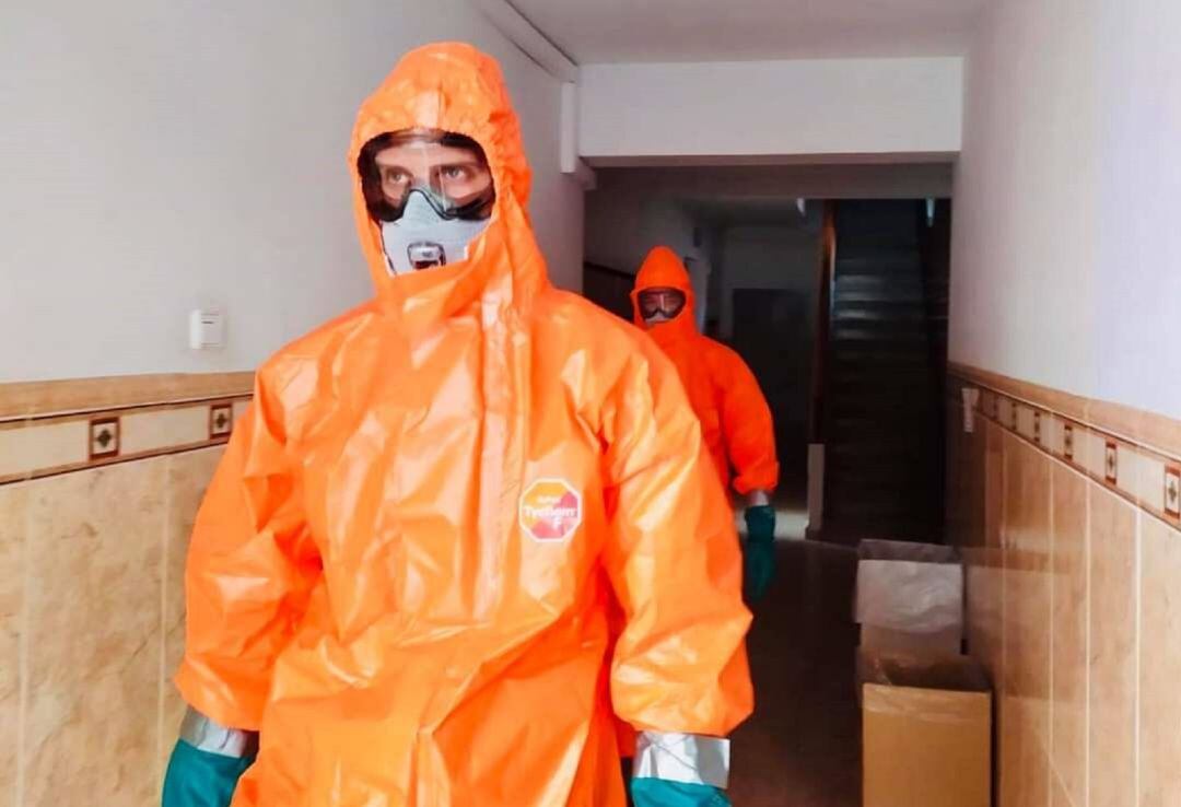 Los efectivos de bomberos jiennenses se pertrecharon con todas las medidas sanitarias requeridas para una acción que, antes de la pandemia, resultaba relativamente simple