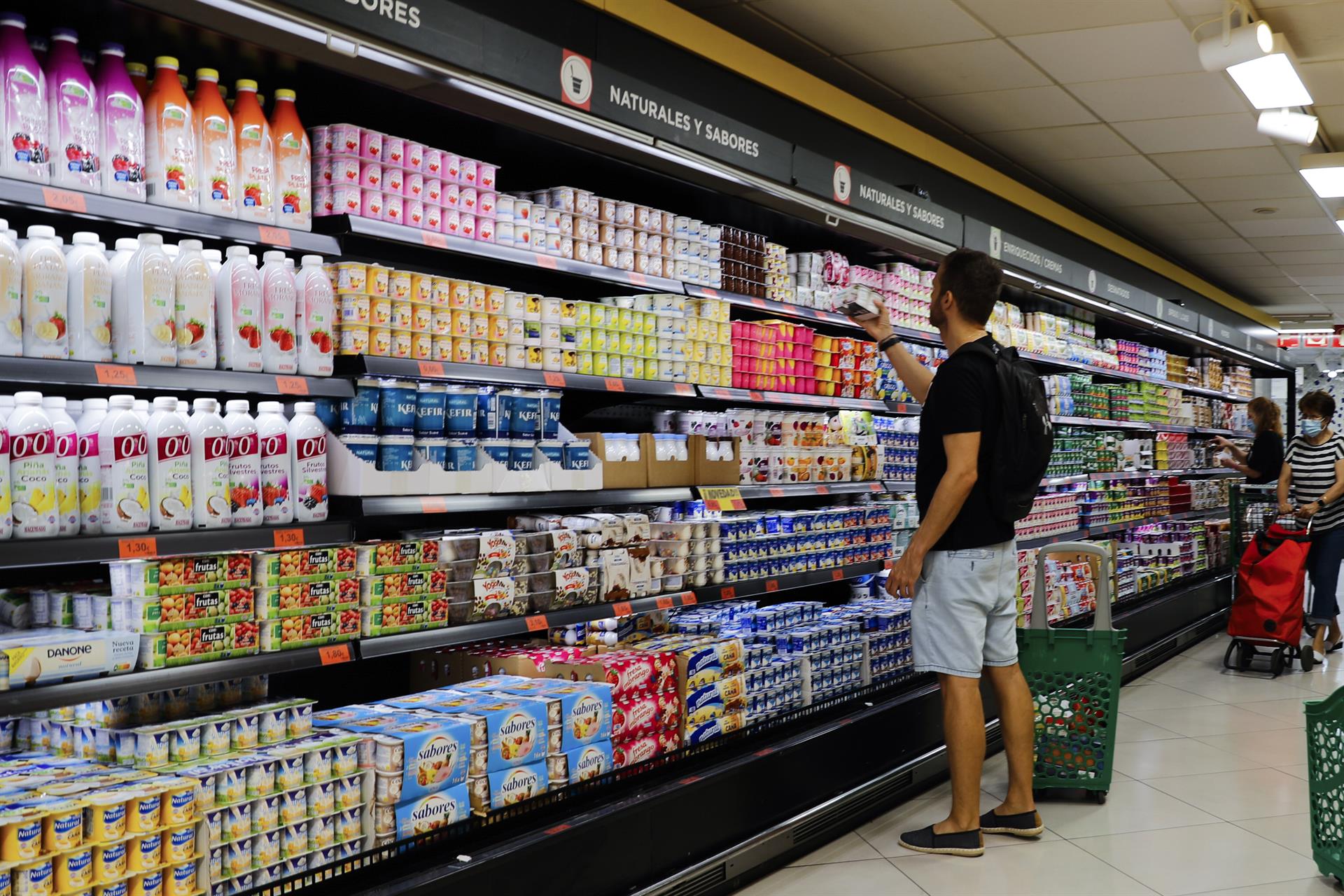 Un hombre hace la compra en un supermercado.