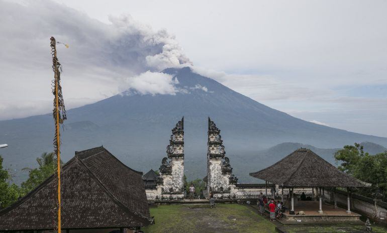 El volcán Monte Agung arroja ceniza volcánica caliente, visto desde el templo de Lempuyang.